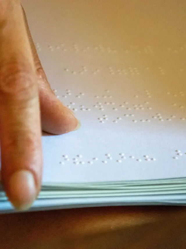 Visite sensorielle de Gourdon - découverte du Braille