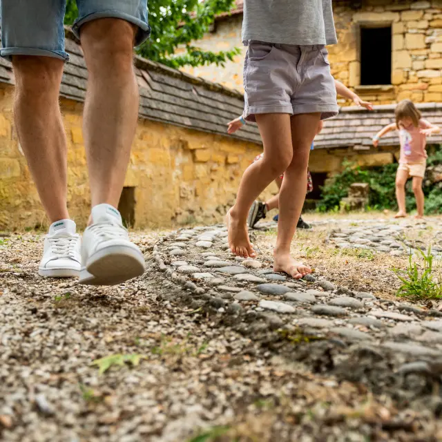 Visite Lud'Ambule pieds d'enfants sur le labyrinthe de calade