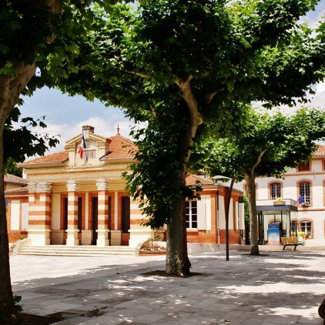 ©montaubantourisme Place De La Mairie