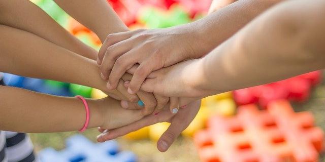 hands-g4326db7d1-640.jpg