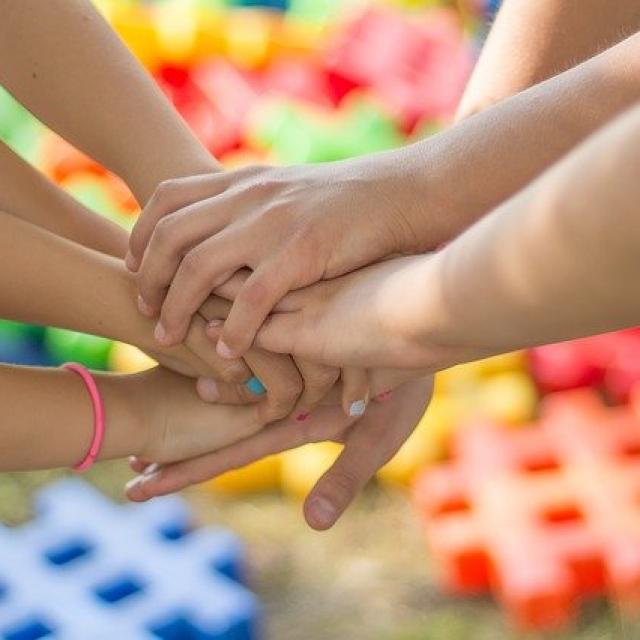 hands-g4326db7d1-640.jpg