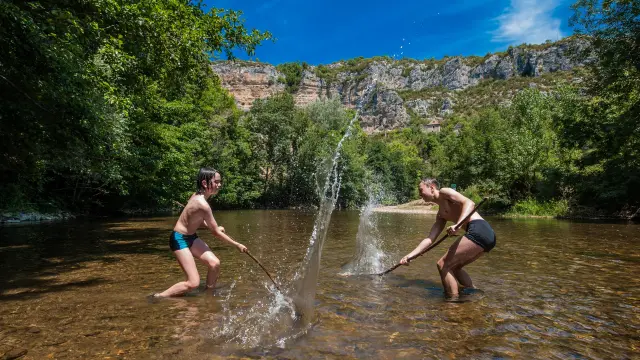 Deux enfants qui s'amusent dans la rivière Célé
