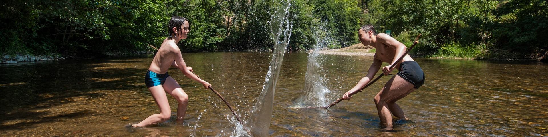 Deux enfants qui s'amusent dans la rivière Célé