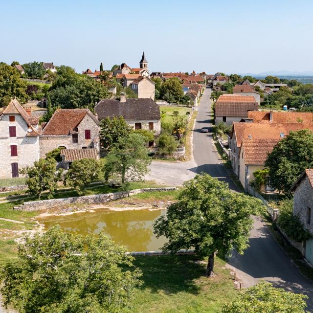 Vue aérienne sur Espédaillac, au cœur des Causses du Quercy