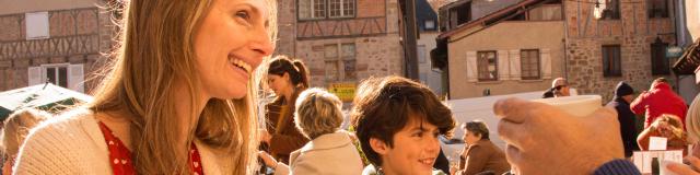 Petit-déjeuner familial en terrasse, Place Vival à Figeac