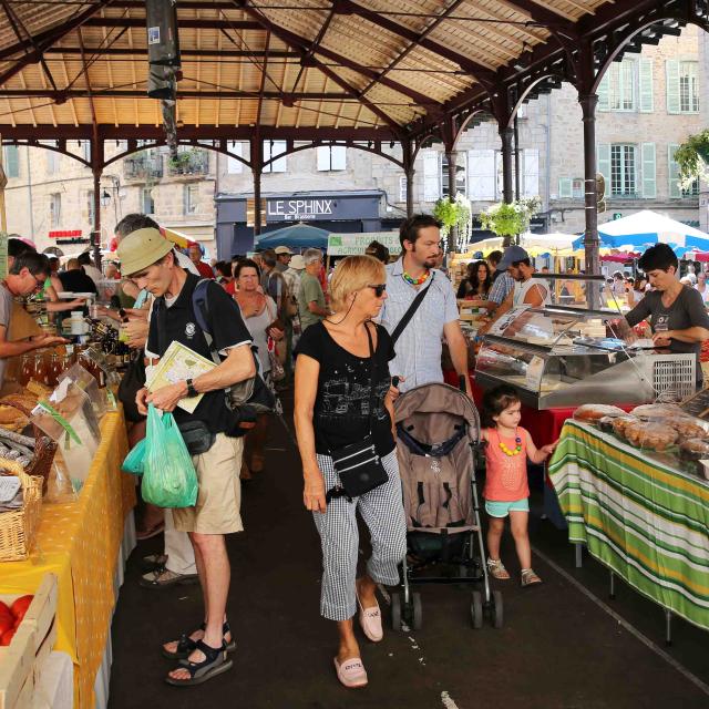 Marché sous la Halle de Figeac, dans le Lot, un incontournable des vacances !