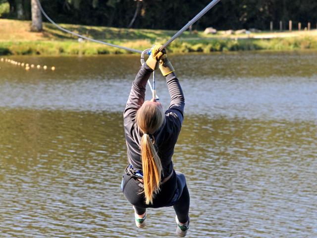Parcours de tyrolienne au dessus du lac du Tolerme, dans le Ségala