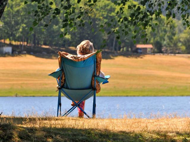 Moment de détente sur les berges du lac du Tolerme dans le Ségala