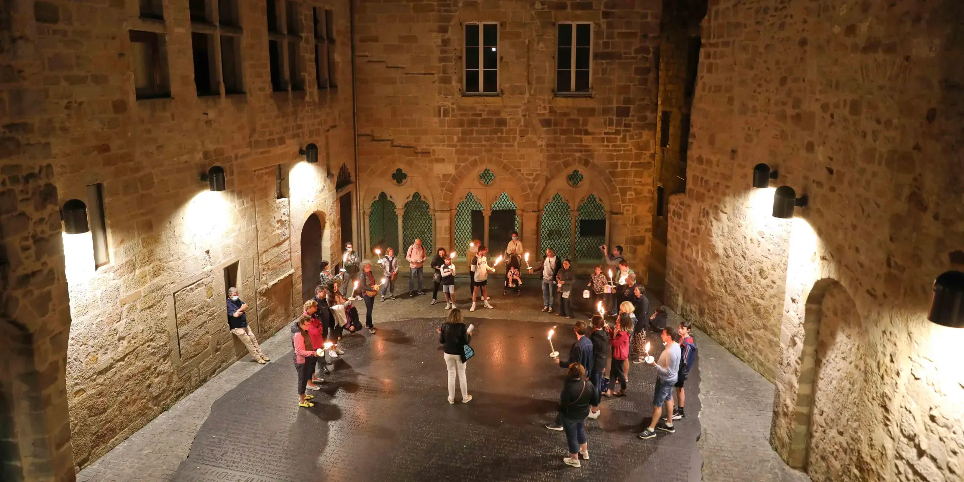 Visite guidée nocturne de Figeac, Place des Écritures