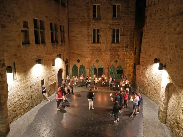 Visite guidée nocturne de Figeac, Place des Écritures