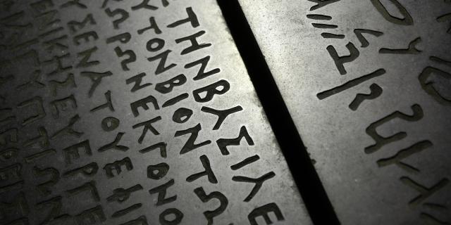 Pierre de Rosette qui a permis à Champollion de déchiffrer les hiéroglyphes