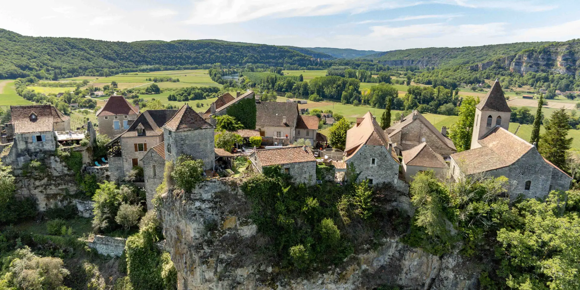 Village perchée en haut de la vallée du Lot