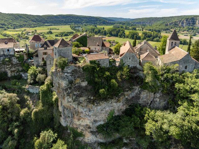Village perchée en haut de la vallée du Lot