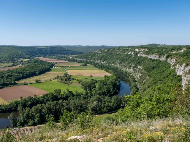 Vue sur les falaises et la rivière de la vallée du Lot.