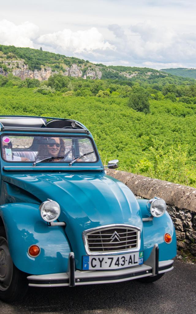 En 2cv Sur Une Petite Route En Corniche