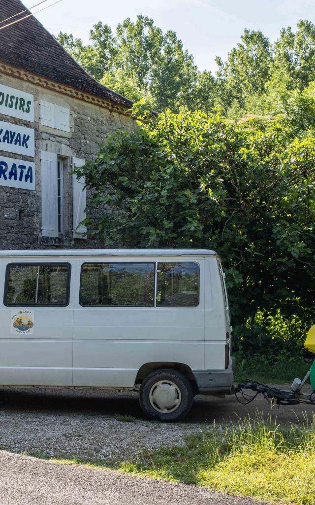 Local et voiture prête à partir faire une sortie canoë.