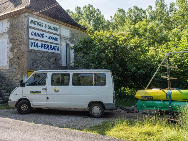 Local et voiture prête à partir faire une sortie canoë.