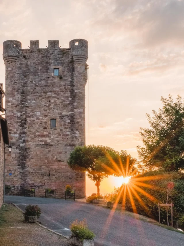 Le Donjon De Capdenac, en vallée du Lot, au lever du soleil.