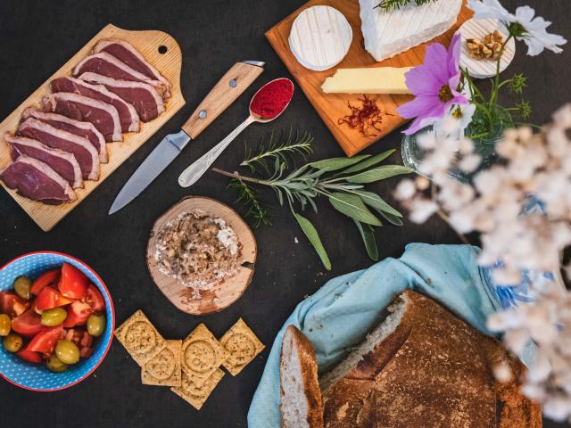 Table gourmande et colorée des produits du Lot