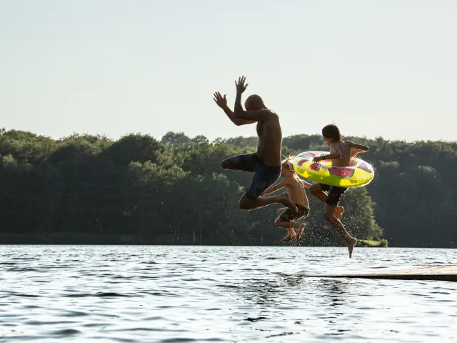 Baignade et saut dans le lac du Tolerme, en famille.