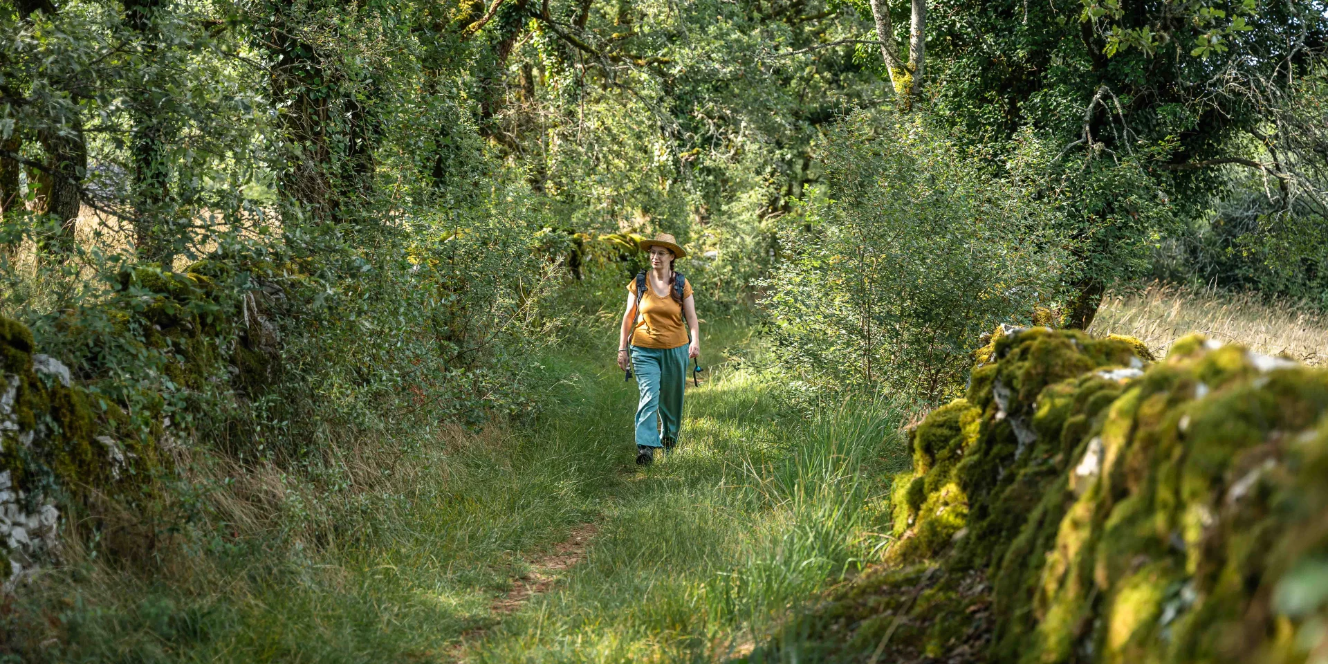 Randonneuse sur les chemins herbeux