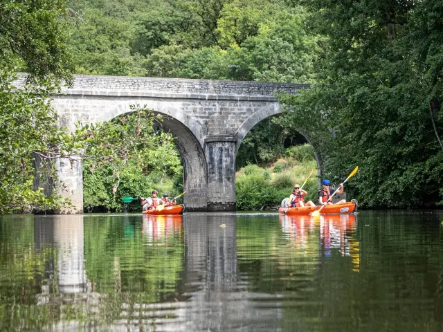 Famille en sortie canoë sur la rivière du Célé.