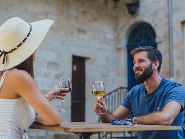 Moment dégustation en couple au restaurant du Viguier du Roy