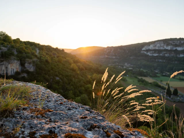 Vue incroyable sur un lever de soleil de la vallée du Célé.
