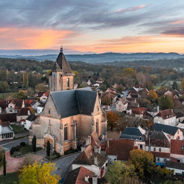 Vue aérienne du village d'Assier