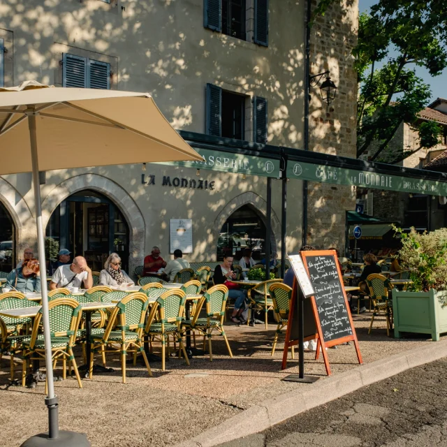Jolie terrasse ensoleillée au Restaurant La Monnaie à Figeac.