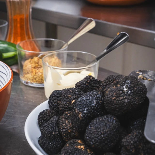 Ingrédient pour les concombres à la truffe au restaurant La Monnaie à Figeac.