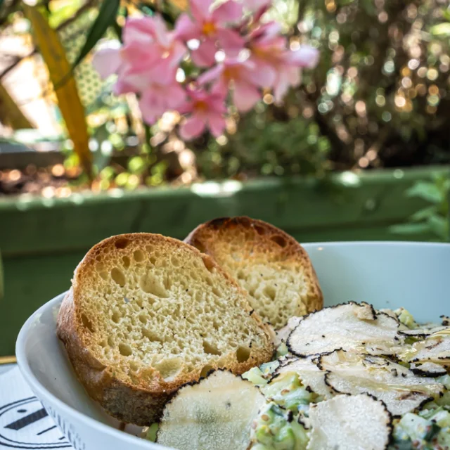 Assiette gourmande de concombre, crème fraiche et truffe d'été au restaurant La Monnaie à Figeac.