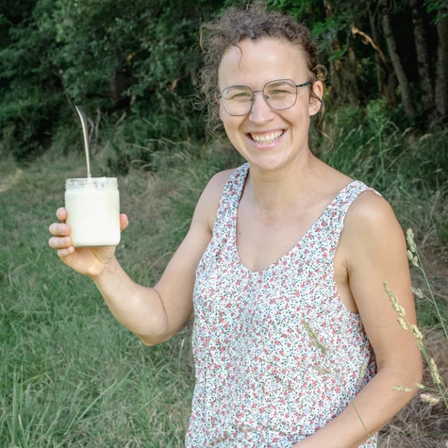 Portrait d'Hélène avec la crème fraiche de la ferme.