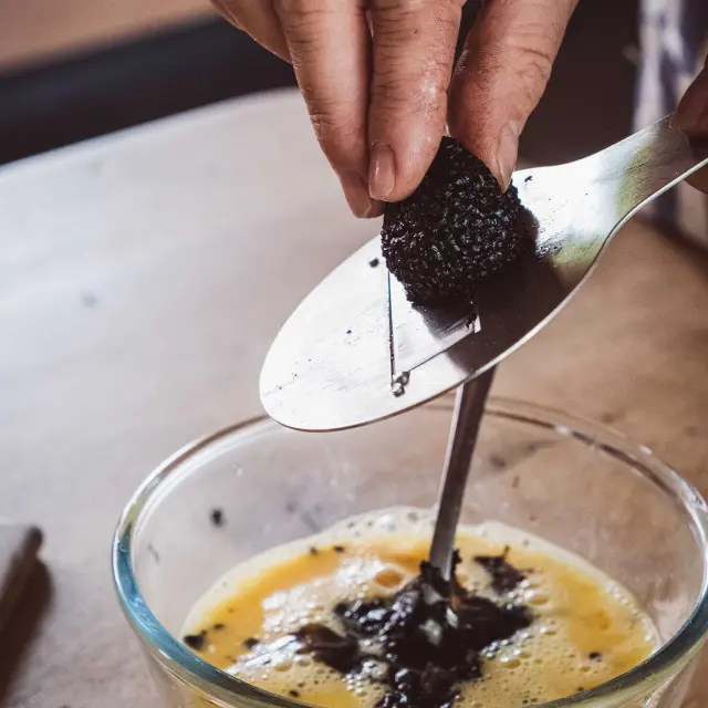 Préparation de l'omelette à la truffe noire du Quercy
