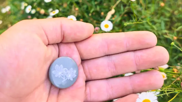 Badge des explorateurs, une carte un village