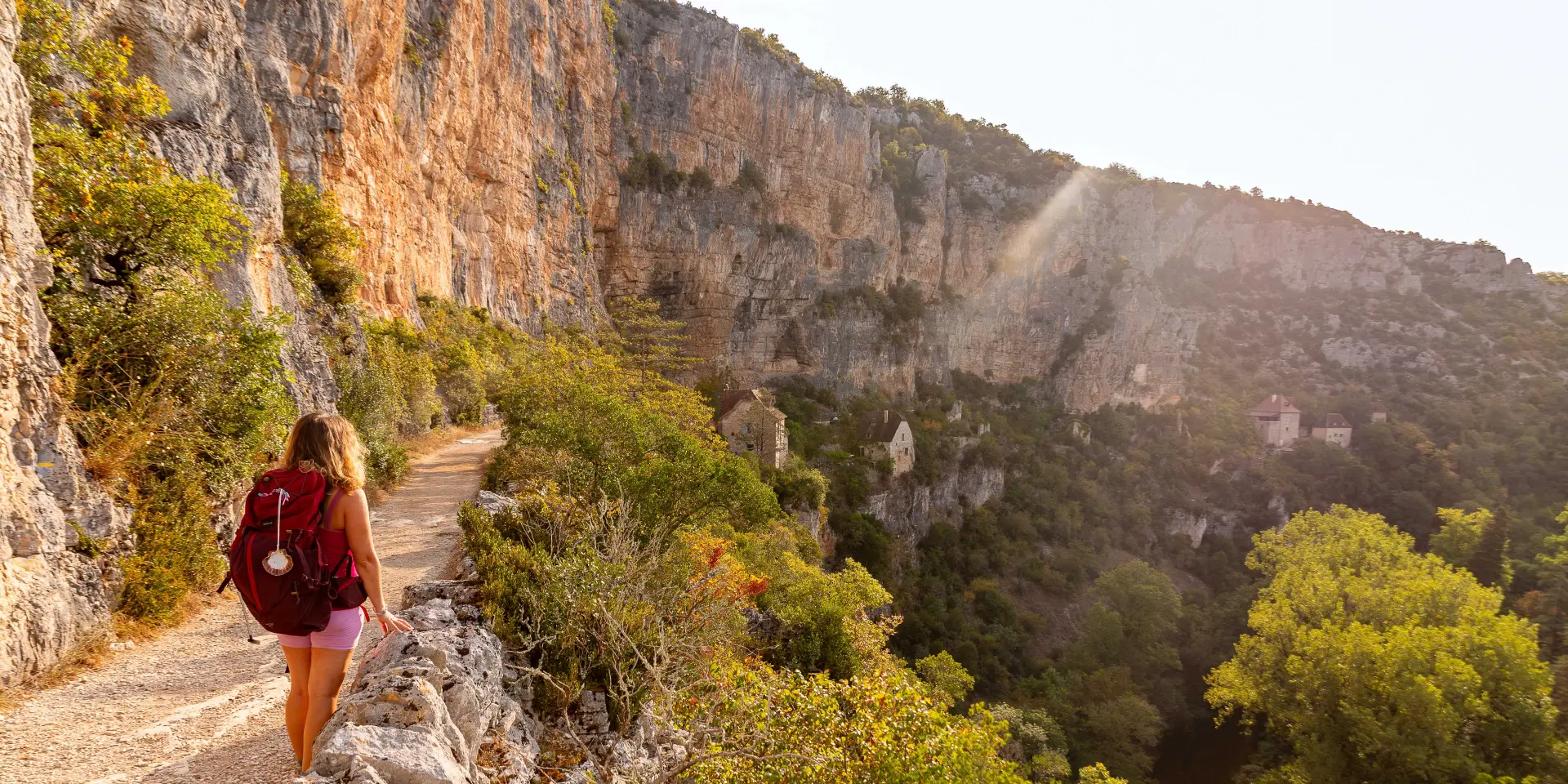 Hike along the GR651 – Beneath the cliff at Sauliac-sur-Célé