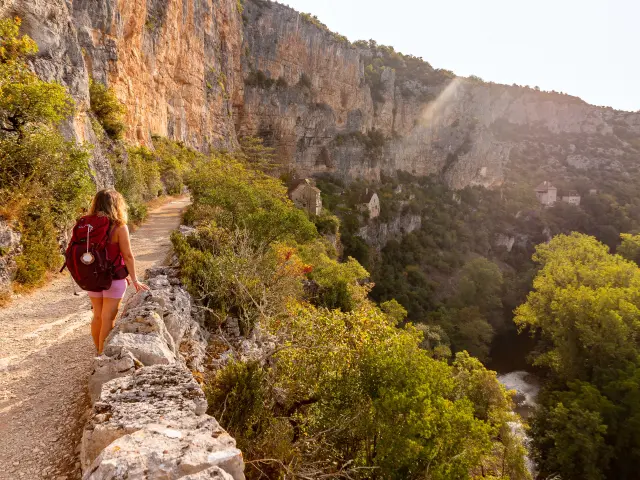 Hike along the GR651 – Beneath the cliff at Sauliac-sur-Célé
