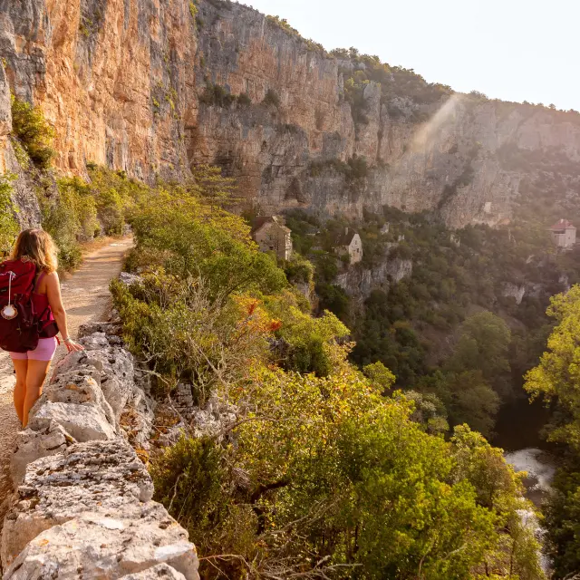 Hike along the GR651 – Beneath the cliff at Sauliac-sur-Célé