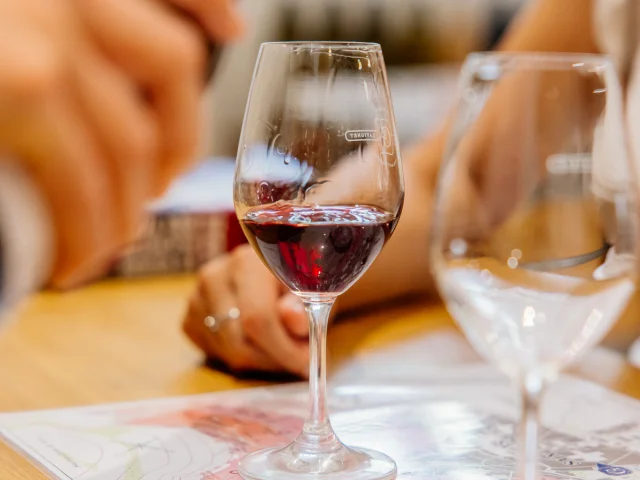 Dégustation de vin au Domaine Gavignet à Nuits-Saint-Georges - Route des Grands Crus de Bourgogne