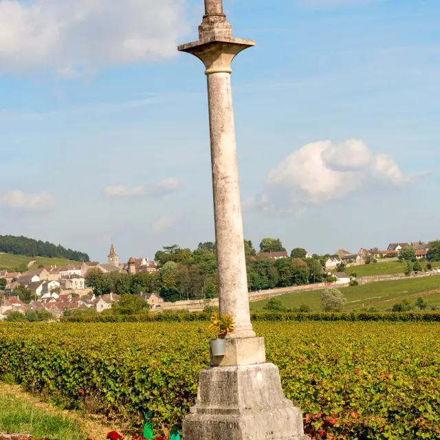 Croix près du village de Monthelie