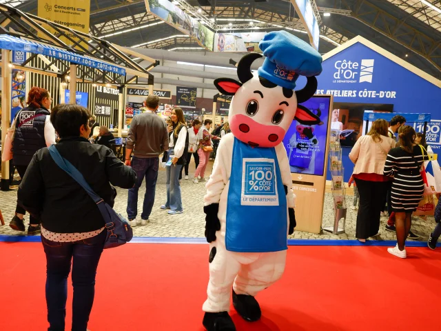 Foire Internationale & Gastronomique de Dijon - espace 100% Côte-d'Or avec la mascotte Flore