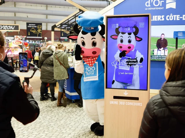 Foire Internationale & Gastronomique de Dijon - espace 100% Côte-d'Or avec la mascotte Flore