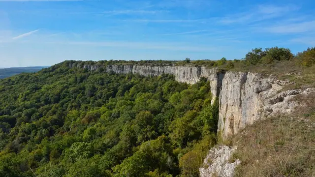 Falaises de Saint-Romain - Route des Grands Crus de Bourgogne