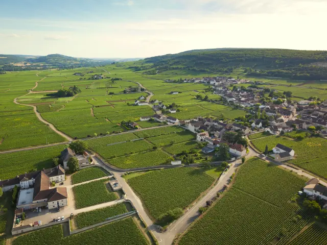 Chassagne Montrachet vue du ciel sur la Route des Grands Crus de Bourgogne