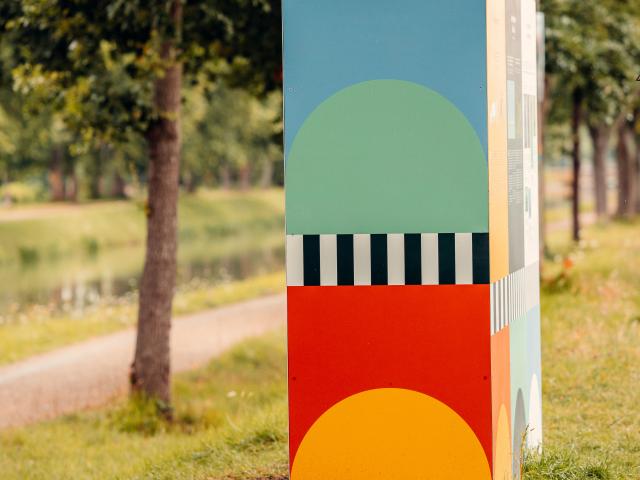 Scénographie de la Pente d'eau Mouvement artistique Memphis Banc Bakelite