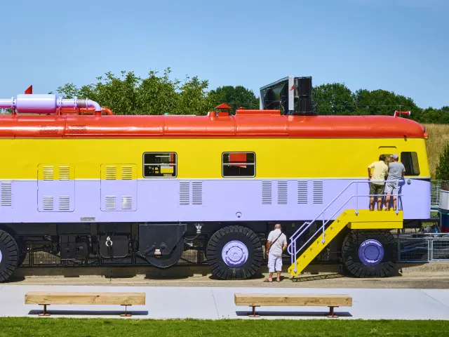 Les machines de la pente d'eau de Montech Couleurs Memphis
