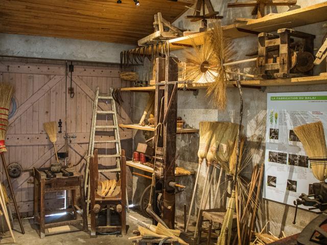 Exposición permanente del Museo Calbet Taller de fabricación de escobas en Grisolles