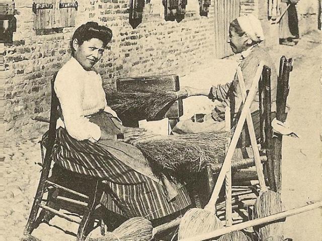 Postales antiguas de Grisolles, mujeres cosiendo escobas, archivos del Museo Calbet (2)