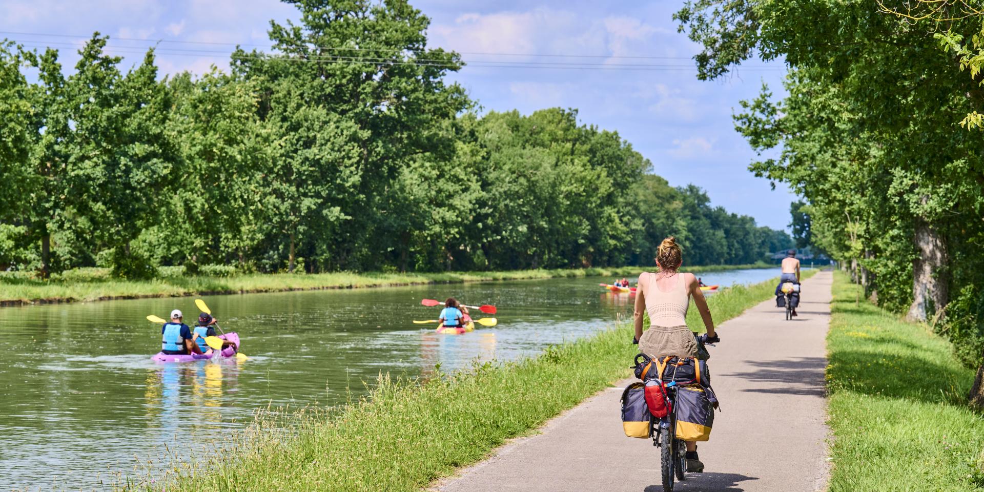 Velo Voie Verte sur le canal latéral à la Garonne à Montech, au niveau de la pente d'eau de Montech.