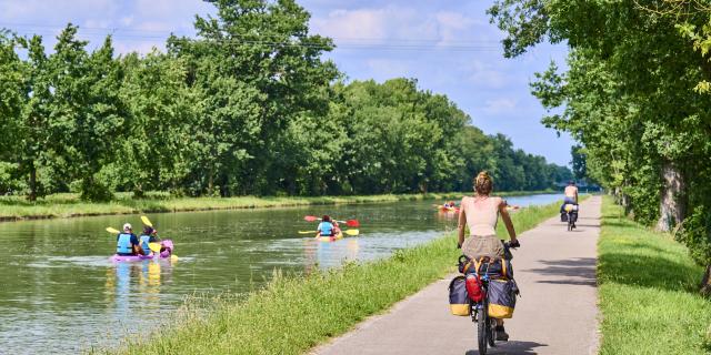 Velo Voie Verte sur le canal latéral à la Garonne à Montech, au niveau de la pente d'eau de Montech.